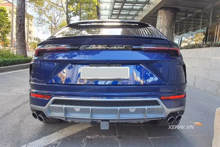 Bên cạnh ngoại hình thu hút, Lamborghini Urus còn là mẫu SUV nhanh nhất thế giới với trang bị động cơ xăng Biturbo V8 4.0L, cho ra công suất 641 mã lực và 850Nm mô-men xoắn cực đại, cho phép siêu SUV chỉ mất 3,6 giây để tăng tốc từ 0 - 100 km/h, 0-200 km/h trong 12,8 giây và đạt tốc độ tối đa 305 km/h, hơn Bentley Bentayga đúng 4 km/h.