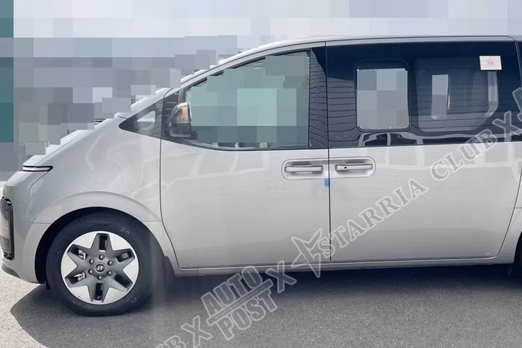 Bên sườn, Hyundai Staria 2021 được trang bị cửa sổ cỡ lớn, mở rộng, và đường chân kính hạ thấp, mang đến cảm giác cao cấp và rộng rãi cho nội thất trong xe. Ở phiên bản Lounge, mẫu xe này dùng vành hợp kim 18 inch cùng những chi tiết ngoại thất mạ crôm màu tối như tay nắm cửa, ốp gương ngoại thất và logo trên đầu xe.