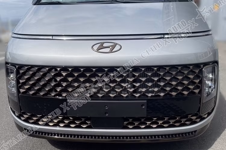 Ở bản Lounge, Hyundai Staria 2021 sở hữu thiết kế độc đáo với lưới tản nhiệt cỡ lớn với mắt lưới hình tổ ong giống Hyundai Santa Fe 2021. Cụm đèn pha của bản này được thiết kế hình chữ nhật với 8 bóng hình vuông như viên đá, chia thành 2 hàng nằm dọc. Đặc biệt, Hyundai Staria 2021 còn đi kèm dải đèn LED định vị ban ngày nằm trên nắp ca-pô. Dải đèn này kéo dài đến hết chiều rộng của nắp ca-pô và nằm ngay bên trên logo của hãng Hyundai.