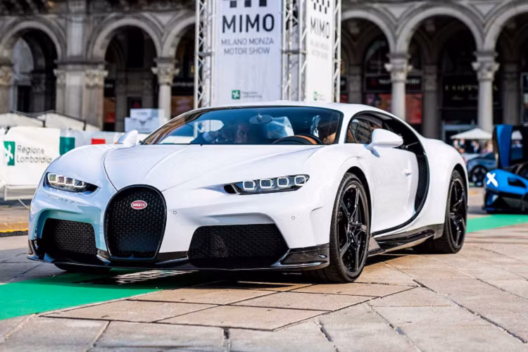 Cùng có lần đầu xuất hiện trước công chúng như Bolide là Bugatti Chiron Super Sport. Bugatti Chiron Super Sport là bản nâng cấp của Chiron Super Sport 300+, mẫu xe từng phá kỷ lục tốc độ hơn 300 dặm/h (490,49 km/h) đối với xe thương mại.