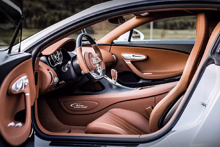 Bugatti Chiron Super Sport có khả năng tăng tốc từ 0-100 km/h trong 2,4 giây, 0-200 km/h mất 5,8 giây và chạm mốc 300 km/h sau 12,1 giây. Vận tốc tối đa của xe được giới hạn ở mức 440 km/h.