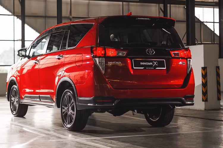 Tại Malaysia, Toyota Innova thế hệ mới có 3 phiên bản. Phiên bản 2.0E tiêu chuẩn có giá từ 27.860 USD (khoảng 664 triệu đồng), bản 2.0G có giá 30.300 USD (khoảng 699 triệu đồng) và bản 2.0X có giá 32.400 USD (khoảng 750 triệu đồng). Ngoài ra, Toyota còn cung cấp phiên bản 2.0E giá rẻ cho ngành dịch vụ có giá 24.400 USD (khoảng 565 triệu đồng).