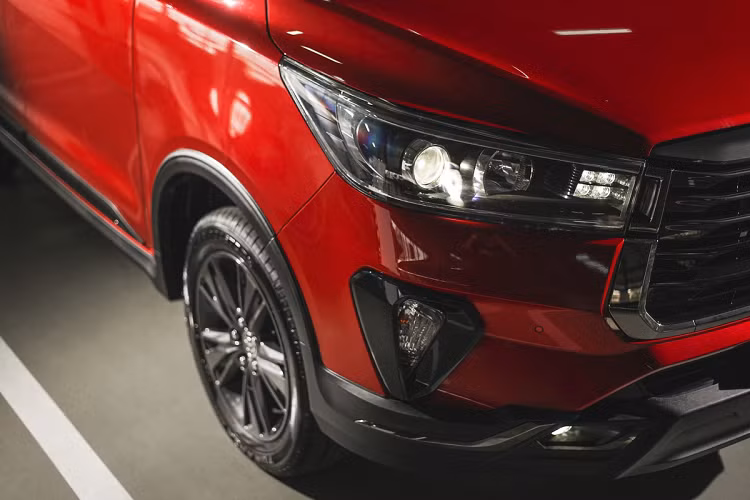 Với mức giá xe Toyota Innova 2021 bản facelift không chênh nhiều so với thế hệ trước, xe được thay đổi đôi chút ở ngoại thất. Innova 2021 có phần đầu xe hầm hố, bắt mắt hơn. Xe có lưới tản nhiệt hình thang ngược được tạo hình cứng cáp hơn, đi kèm viền chrome xung quanh.