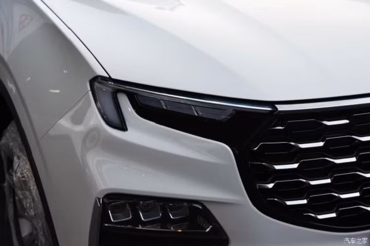 Như thông tin đã đưa, mẫu xe SUV Ford Equator 2021 có chiều dài 4.905 mm, chiều rộng 1.930 mm, chiều cao 1.755 mm và chiều dài cơ sở 2.865 mm. Với kích thước này, Equator lớn hơn Ford Everest nhưng lại nhỏ hơn Ford Explorer. Không chỉ có kích thước khá lớn, Ford Equator 2021 còn mang trên mình thiết kế ngoại thất bắt mắt. Có được điều đó là nhờ ngôn ngữ thiết kế mới của thương hiệu Ford.