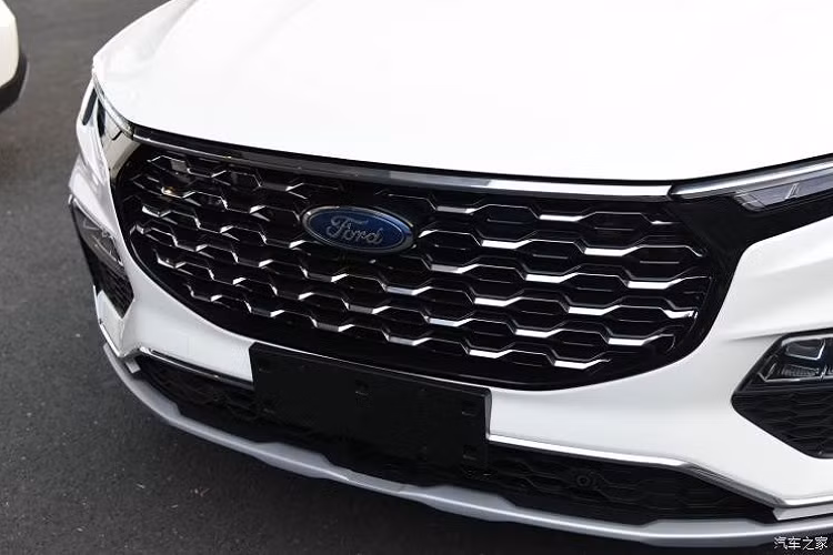 Tại thị trường Trung Quốc, giá xe Ford Equator 2021 bản 5 chỗ có giá dao động từ 169.800 - 185.800 Nhân dân tệ (khoảng 604 - 660 triệu đồng). Trong khi đó, bản 7 chỗ có giá dao động từ 189.800 - 219.800 Nhân dân tệ (675 - 781 triệu đồng). Con số tương ứng của phiên bản 6 chỗ là 173.800 - 219.800 Nhân dân tệ (618 - 781 triệu đồng). Như vậy, ở phiên bản nào thì Ford Equator 2021 cũng rẻ hơn mẫu SUV 7 chỗ Everest ở Việt Nam dù có kích thước lớn hơn.
