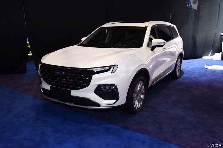 Vào hồi cuối tháng 3 vừa qua, hãng Ford đã chính thức tung dòng SUV cỡ trung Equator hoàn toàn mới ra thị trường Trung Quốc. Tuy nhiên, vào thời điểm đó, hãng Ford chỉ công bố giá bán của Equator 2021 bản 6 chỗ. Mãi đến nay, khi tham gia triển lãm Ô tô Thượng Hải 2021, Ford Equator 2021 mới bản 5 chỗ và 7 chỗ mới được tung ra.