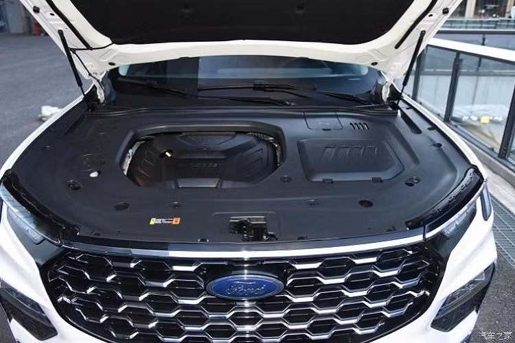 Thêm vào đó là hệ thống Tencent Auto Intelligence (TAI) 3.0 với tính năng định vị dùng công nghệ thực tế ảo AR. Người lái cũng có thể dùng ứng dụng trên điện thoại thông minh để khởi động máy từ xa nhờ hệ thống này. Những trang bị đáng chú ý khác của xe bao gồm núm xoay chuyển số trên cụm điều khiển trung tâm, cửa sổ trời toàn cảnh với kích thước 1.210 x 70 mm, ngăn đựng đồ rộng bên dưới bệ tì tay trung tâm ở hàng ghế đầu, sạc điện thoại thông minh không dây, gương chiếu hậu chống chói, hệ thống lọc bụi và tính năng ra lệnh bằng giọng nói.