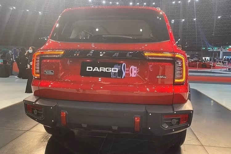 Trong khi đó, Haval Big Dog ở Trung Quốc có 2 nẹp mạ crôm bên trong và viền màu đen bóng bao quanh lưới tản nhiệt. Cụm đèn pha nằm trong dải đèn LED định vị ban ngày hình tròn ở hai bên lưới tản nhiệt vẫn được giữ lại trên đầu xe của Haval Dargo 2022. Tuy nhiên, hốc đèn pha của Haval Dargo đã được thay đổi từ đen bóng sang đen nhám.