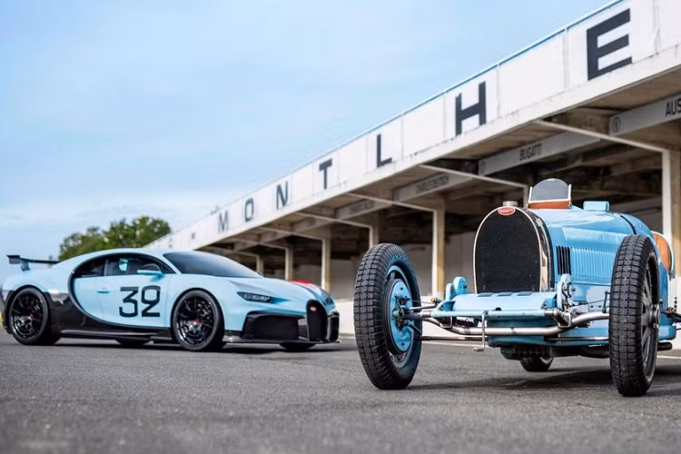 Giờ đây, Bugatti mới bổ sung thêm vào danh sách những chiếc Chiron đặc biệt đó một cái tên nữa là Chiron Pur Sport “Grand Prix”, dự án đầu tiên được thực hiện bởi chương trình tùy chỉnh xe Bugatti Sur Mesure. Chuyện này có nghĩa rằng nó là một chiếc xe đặt hàng làm riêng và hết sức độc đáo.