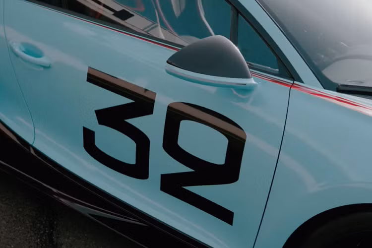 Ngoài ra, Chiron Pur Sport còn nhận được những nâng cấp về khí động học, như tấm ốp mặt trước được tối ưu hóa, lưới tản nhiệt lớn hơn, bộ chẻ gió mới, và cánh gió lớn phía sau.