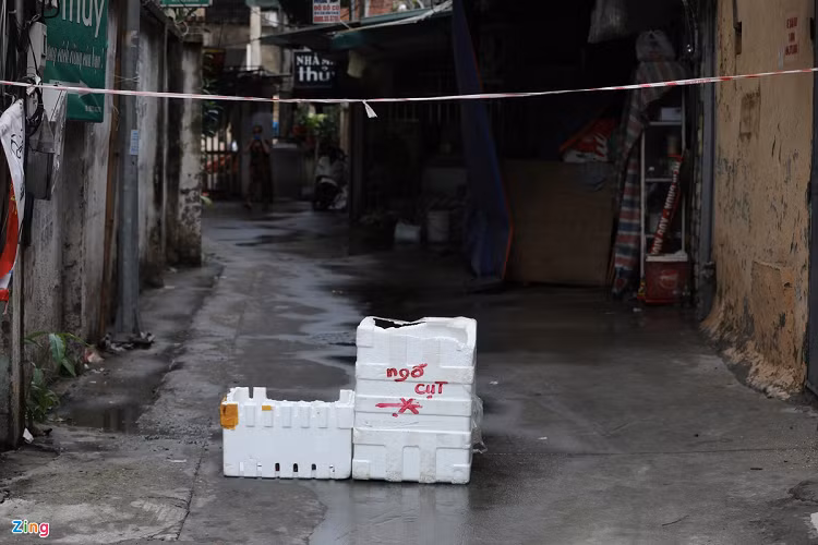 Cũng tại một ngõ nhỏ trên phố Kim Ngưu, cư dân dùng phương tiện thô sơ cảnh báo người qua lại. 