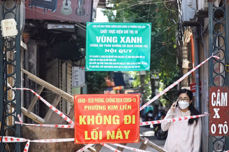 Tại một khu dân cư khác thuộc phường Kim Liên, mọi giao dịch hàng hóa chỉ được thông qua những sợi dây. 