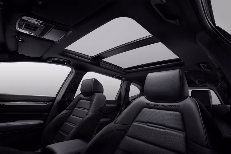 Hệ thống giải trí trung tâm vẫn là màn hình cảm ứng 7 inch tương thích Apple Carplay, Android Auto, điều khiển giọng nói SIRI, kết nối Bluetooth, AUX, USB và hệ thống âm thanh 8 loa. Hệ thống điều hòa chỉ là loại tự động có tích hợp cửa gió cho hàng ghế sau.