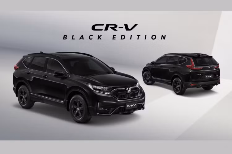 Tên gọi đầy đủ của phiên bản này là Honda CR-V 2.4 Black Edition 2021 mới. Và ngoài những khác biệt ở ngoại hình, các trang bị bên trong cũng như bên ngoài của phiên bản đặc biệt này tại Thái Lan cũng khá giống với phiên bản Black Edition từng giới thiệu tại Việt Nam.