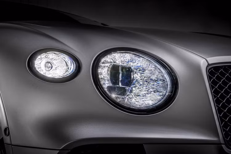 Tại thị trường Mỹ, giá xe Bentley Continental GT Speed mới có mức bán ra từ 274.900 USD (khoảng 6,34 tỷ đồng). Như vậy, so với Bentley Continental GT 2021 thông thường, mẫu xe này đắt hơn khoảng 50.000 USD.