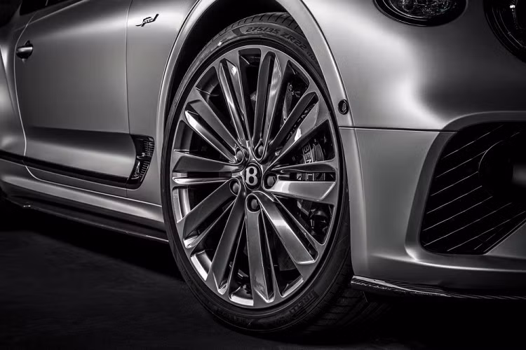 Để tương xứng với sức mạnh động cơ, Bentley Continental GT Speed 2021 được trang bị phanh gốm carbon-gốm tùy chọn mới với cùm phanh 10 piston phía trước và 4 piston đằng sau. So với loại phanh tiêu chuẩn, hệ thống phanh tùy chọn này nhẹ hơn 35 kg. Phanh sẽ đi với bộ vành hợp kim có đường kính 22 inch mới màu tối.