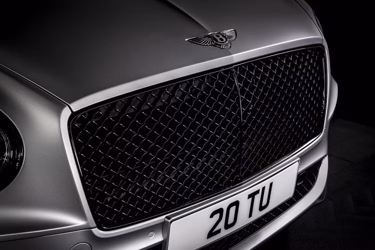 Ngoài động cơ và công nghệ, Bentley Continental GT Speed 2021 có một số đặc điểm nhận dạng riêng như lưới tản nhiệt và lưới ở hốc gió màu tối Dark Tint. Tiếp đến là cánh gió nổi bật ở đầu xe, sườn xe và đuôi xe.