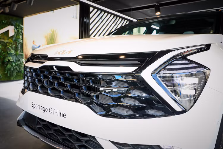 Di chuyển vào bên trong, nội thất của Sportage mới đậm chất thể thao với màn hình cảm ứng thông tin giải trí cong 12,3 inch. Phía sau vô-lăng là cụm đồng hồ kỹ thuật số 12,3 inch với màn hình cho đồ họa rõ nét.