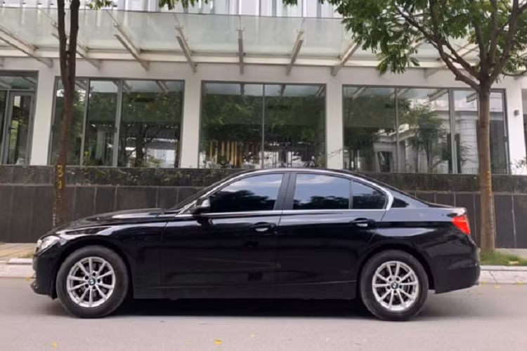 Xét về khả năng vận hành đầm chắc, độ an toàn, thương hiệu… thì chiếc BMW 3 Series đời F30 này hơn hẳn so với lựa chọn sedan hạng C phổ thông bản thấp trong cùng tầm giá.