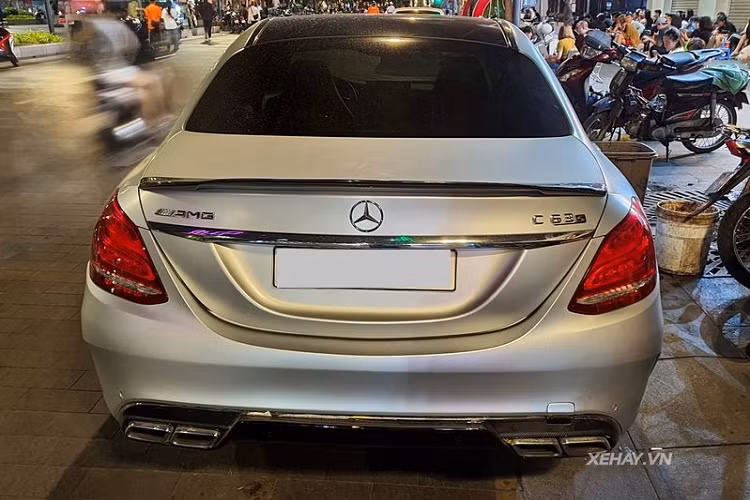 Ở bên trong, xe được trang bị nhiều tính năng khác hẳn với C-Class thông thường, có thể kể đến như ghế ngồi thể thao, vô lăng đáy phẳng và bệ điều khiển trung tâm được ốp carbon với logo AMG chính giữa.