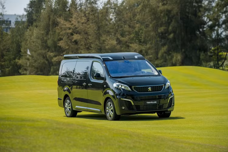 2. Peugeot Traveller Luxury 7 chỗ giá 1,699 tỷ đồng Peugeot Traveller Luxury được phân phối với giá 1,699 tỷ đồng, xe có thiết kế hiện đại và khoẻ khoắn với lưới tản nhiệt phủ rộng, hệ thống đèn chiếu sáng công nghệ Led, logo sư tử lớn ở giữa mặt ca-lăng cộng thềm đường viền crôm sáng ở xung quanh, cửa hông 2 bên trượt điện có tích hợp cảm biến đá chân, mâm hợp kim 17 inch thể thao. Xe có chiều dài cơ sở 3.275 mm, khoảng sáng gầm xe đạt 170 mm.