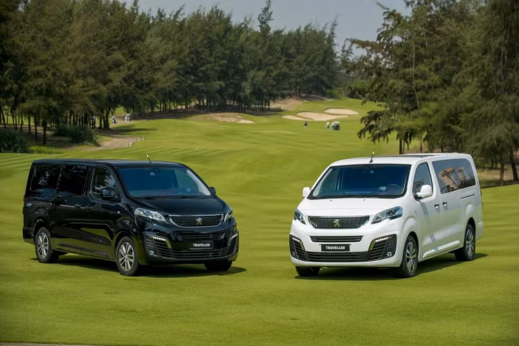 Traveller Luxury dùng động cơ dầu diesel tăng áp 2.0L cho công suất 150 mã lực và mô-men xoắn cực đại đạt 370 Nm, đi cùng hộp số 6 cấp tích hợp công nghệ QuickShift. Có thể thấy, Peugeot Traveller Luxury là đối thủ đáng gờm nhất của Kia Carnival 3.5G Signature 7 chỗ 2022, xe có giá rẻ hơn 140 triệu đồng nhưng dường như không thua kém gì về trang bị so với Carnival.