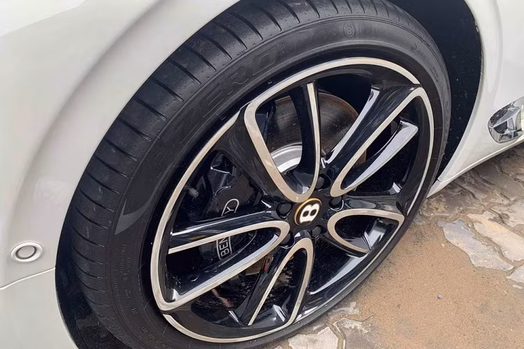 Xe sở hữu mâm 5 chấu kép sơn 2 tông màu tương phản là viền logo chữ B là màu vàng thể hiện xe thuộc phiên bản 100 năm kỷ niệm sinh nhật hãng Bentley vào năm ngoái. Động cơ của Bentley Continental GT V8 thế hệ mới là trái tim V8, dung tích 4.0L lít, 32 van, được tích hợp bộ tăng áp turbo kép, sản sinh ra công suất tối đa 542 mã lực tại vòng tua máy 6.000 vòng/phút và mô-men xoắn cực đại 770 Nm tại dải vòng tua máy 2.000 đến 4.000 vòng/phút.