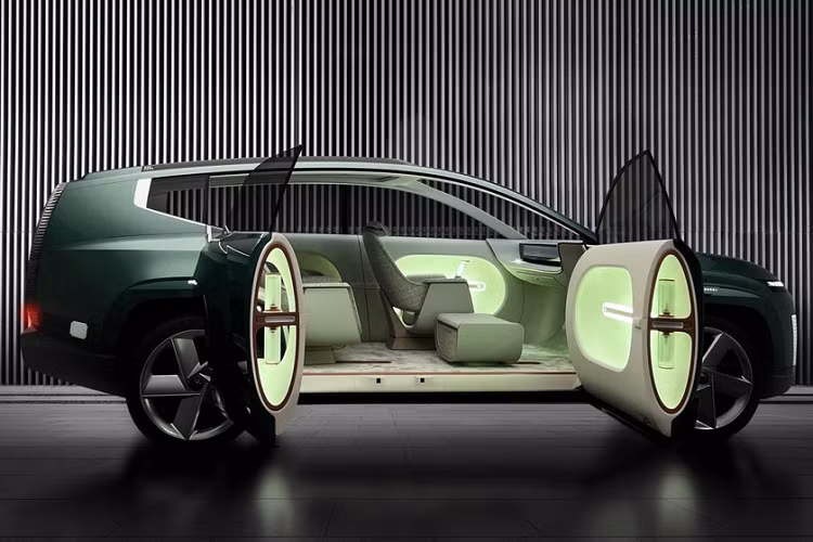 Hiện hãng Hyundai chưa công bố thông số vận hành của SEVEN Concept. Dự kiến, mẫu xe concept này sẽ lên dây chuyền sản xuất thương mại và bán ra thị trường dưới cái tên Hyundai Ioniq 7 vào năm 2024. Khi có mặt trên thị trường, Hyundai Ioniq 7 2022 mới sẽ trở thành đối thủ của Cadillac Lyriq và VinFast VF e36.