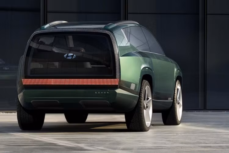 Không chỉ tạo không khí như trong nhà, nội thất của Hyundai SEVEN Concept còn được áp dụng những chất liệu thân thiện với môi trường như thạch cao khoáng chất, gỗ tre và nhựa sinh học. Trong khi đó, những chi tiết còn lại trong xe đều được làm từ vật liệu tái chế hoặc có thể phục hồi.