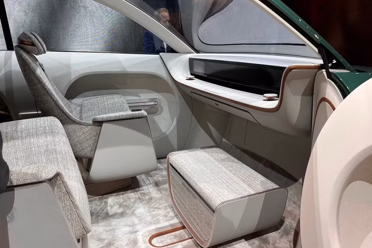 Tuy nhiên, điểm nhấn của Hyundai SEVEN Concept lại nằm ở bên trong nội thất. Bước vào bên trong mẫu xe này, chúng ta sẽ không bắt gặp những hàng ghế truyền thống. Thay vào đó, hãng Hyundai đã đưa ghế sofa và ghế xoay vào bên trong mẫu xe này, tạo cảm giác như phòng khách ở nhà.