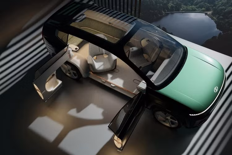 Ngoài ra, các kỹ sư của hãng Hyundai còn dùng chất liệu đồng cho nội thất của xe. Đồng được dệt vào vải để chống vi khuẩn. Đó là chưa kể đến hệ thống vệ sinh nội thất Airflow System, có thể nạp không khí thông qua baga nóc và thải ra ngoài qua khe phía sau bánh sau. Khi hành khách rời khỏi xe, nội thất có thể được khử trùng bằng công nghệ UVC.