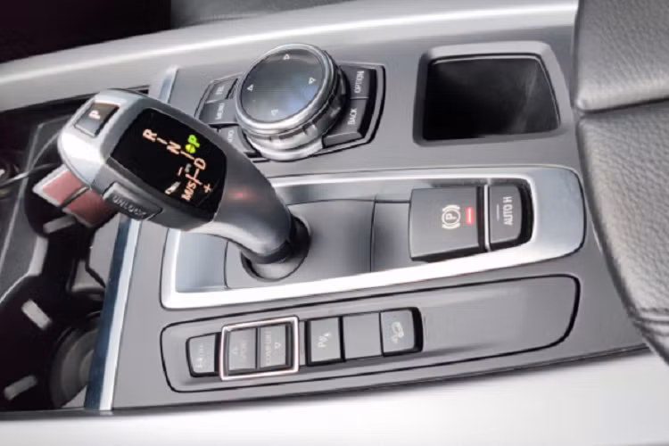 Xét về giá bán, chiếc BMW X5 xDrive30d đời 2015 này ngang tầm giá “đập hộp” VinFast LUX SA2.0 cao cấp có giá khoảng 1,8 tỷ đồng. VinFast LUX SA được phát triển dựa trên nền tảng của BMW X5 (F15), nếu so sánh giữa X5 xDrive30d đời 2015 và LUX SA2.0 cao cấp trong cùng một tầm giá thì trang bị và cấu hình động cơ của chiếc X5 xDrive30d đời 2015 hơn hẳn so với LUX SA.