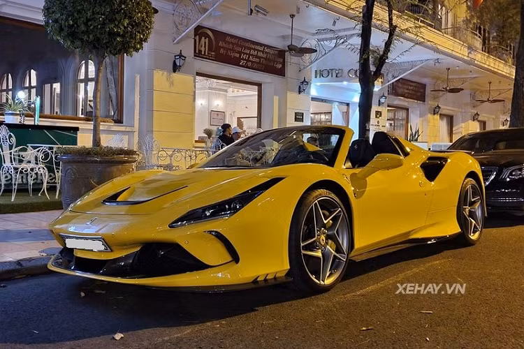 Có thể thấy, sau khi "lên đời" gói độ Novitec, Ferrari F8 Spider màu độc nhất tại Việt Nam trở nên cuốn hút và cá tính hơn đáng kể.