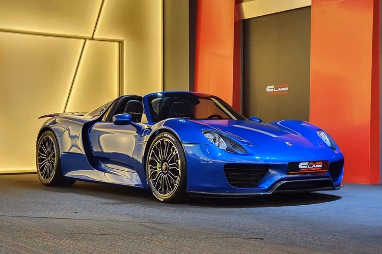 Ước tính sẽ có 3 chiếc xe hypercar xuất hiện tại Việt Nam từ nay đến cuối năm. Trong đó, sẽ có thêm 1 chiếc siêu xe Porsche 918 Spyder về nước nhưng không rõ xe mang màu sơn gì cũng như có gói trang bị đua Weissach Package mà chiếc Porsche 918 Spyder đầu tiên về Việt Nam còn thiếu hay không.