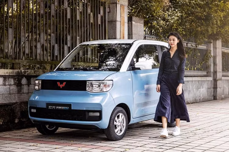 "Trái tim" của mẫu ôtô điện Trung Quốc này là mô-tơ điện có công suất tối đa 27 mã lực và mô-men xoắn cực đại 85 Nm, kết hợp với 2 loại pin 9,2 kWh và 13,8 kWh. Loại pin 9,2 kWh cho phép xe chạy được 120 km sau mỗi lần sạc đầy. Con số tương ứng của pin 13,8 kWh là 170 km. Thời gian sạc đầy pin 9,2 kWh là 6,5 tiếng và 9 tiếng đối với pin 13,8 kWh. Bên cạnh đó, Wuling Hongguang Mini EV còn có thể đạt vận tốc tối đa 120 km/h.