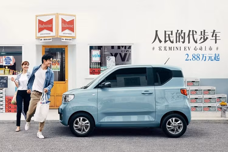 Dù chỉ được bán ở Trung Quốc có nửa năm nhưng Wuling Hongguang Mini EV cũng đã vượt qua mẫu ô tô điện Tesla Model 3 về lượng xe bán ra. Đồng thời, nó cũng trở thành mẫu xe điện bán chạy nhất tại thị trường Trung Quốc trong năm 2020. Có được kết quả ấn tượng như vậy một phần là nhờ giá bán cực "mềm". Theo đó, tại thị trường hàng xóm với Việt Nam, giá xe Wuling Hongguang Mini EV dao động từ 29.800 - 38.800 Nhân dân tệ (khoảng 106 - 138 triệu đồng).