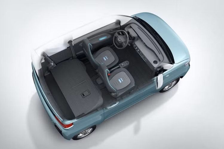 Bên ngoài, Wuling Hongguang Mini EV có những đường gân thẳng thớm, nhiều chi tiết vuông vắn, 2 cửa bên sườn và có cả sơn phối 2 màu. Trong khi đó, nội thất của xe có đủ chỗ cho 4 người ngồi và được thiết kế theo phong cách tối giản, thực dụng.