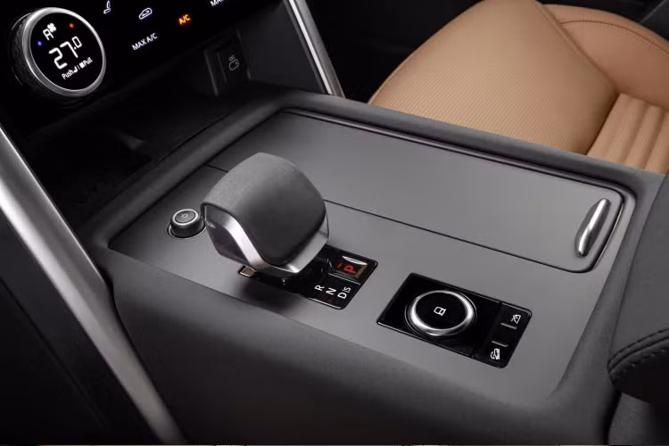 Công nghệ Tùy chỉnh chế độ vượt địa hình Terrain Response có thể được cấu hình cho phép người lái xe tinh chỉnh quá trình điều tiết bướm ga, thời điểm chuyển số, cài đặt hệ thống lái và hệ thống treo cho phù hợp với sở thích, tất cả đều cho phép người lái có thể điều chỉnh cài đặt theo sở thích.