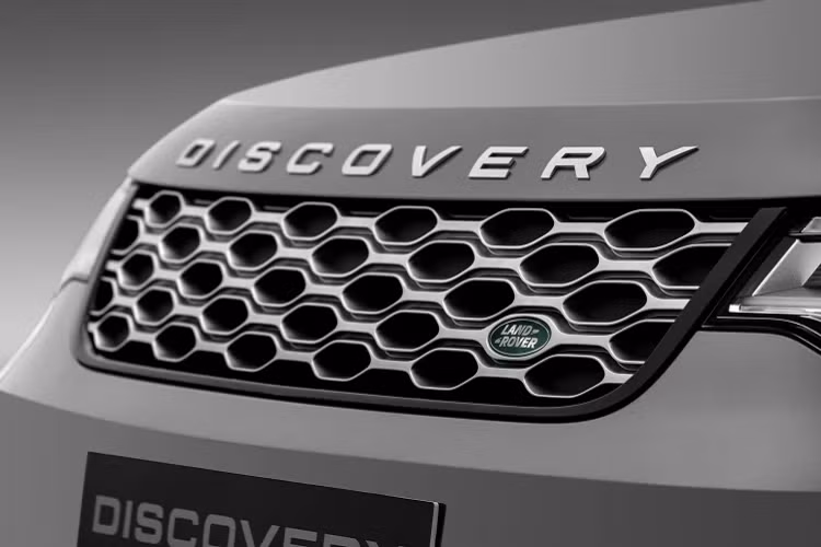 Discovery được trang bị hệ thống treo khí nén Tiêu chuẩn, tự động hạ 40mm khi hành khách mở cửa để dễ dàng bước xuống xe, hoặc có thể hạ đuôi xe xuống 60 mm để chất/dỡ đồ dễ dàng từ khoang hành lý. Ngược lại, người lái có thể nâng gầm cao hơn tối đa 75 mm để phù hợp với các tình huống off-road.