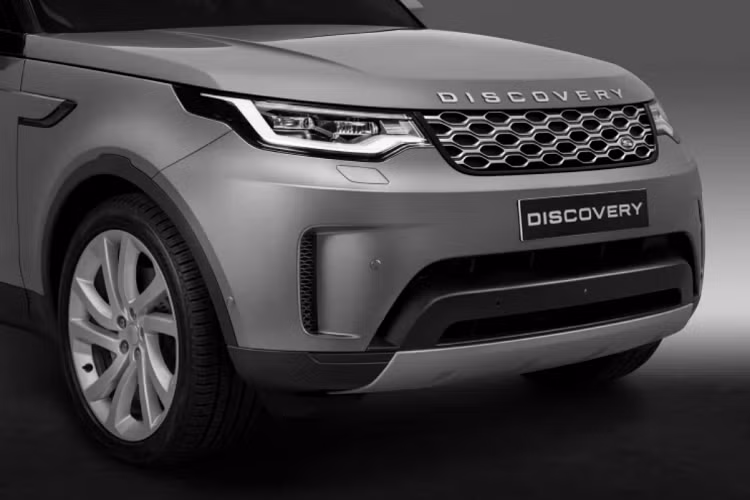 Theo hãng xe sang Land Rover, hệ dẫn động bốn bánh có tỷ lệ phân bổ lực kéo trước/sau là 50/50. Hộp số phụ trang bị tiêu chuẩn giúp gia tăng lực kéo (mô-men xoắn). Cụ thể, ở chế độ cầu chậm (4L/Low range) giúp tăng đáng kể lực kéo với tỷ số truyền 2,93:1.