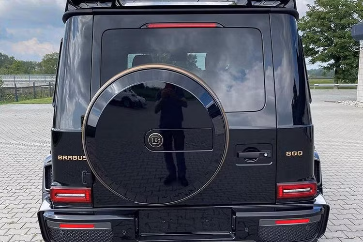 Xe được tuỳ chọn bộ mâm 23 inch cùng các bộ phận đặc trưng của dòng Brabus 800 Widestar như hốc hút gió nổi ở nắp ca-pô và sườn xe, đèn LED trợ sáng trên nóc, nắp ca-pô bằng sợi carbon hay cánh gió ở sau xe.
