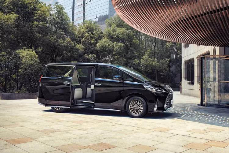 Đối với không gian cabin, Lexus LM phiên bản 7 chỗ ngồi hướng tới tập khách hàng có thiên hướng thực dụng còn phiên bản 4 chỗ chủ yếu tập trung vào đối tượng khách hàng là doanh nhân hay các VIP. Bên trong khoang nội thất, Lexus LM mang đầy đủ các trang bị tiện nghi cao cấp như ghế bọc da thượng hạng, ốp gỗ trang trí, ghế có massage/sưởi/làm mát, màn hình giải trí, cửa sổ trời, hệ thống loa hàng hiệu Mark Levinson. Trên phiên bản cấu hình 4 chỗ, hàng ghế thứ 2 được bố trí theo dạng thương gia với nhiều tiện ích cao cấp hơn.
