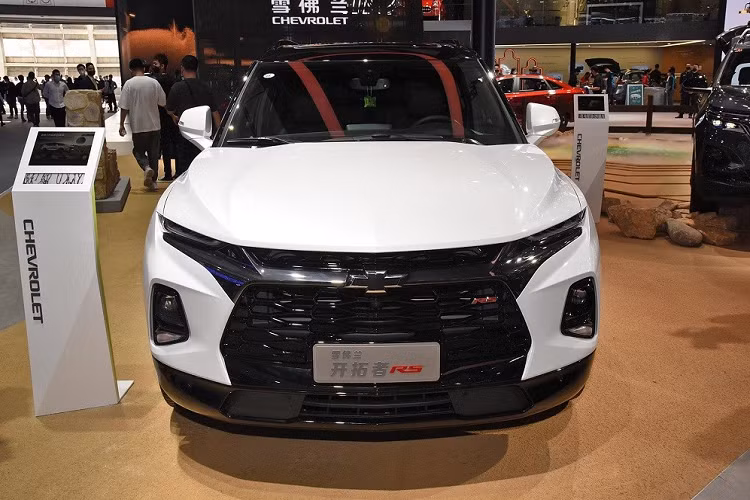 Kích thước của mẫu SUV 7 chỗ này cũng không có gì thay đổi. Xe sở hữu chiều dài 4.999 mm, chiều rộng 1.953 mm, chiều cao 1.726 mm và chiều dài cơ sở 2.863 mm. Với kích thước này, Chevrolet Blazer 48V White Night Edition sẽ là đối thủ của Toyota Highlander và Hyundai Santa Fe. Tại thị trường Trung Quốc, giá xe Chevrolet Blazer 48V White Night Edition khởi điểm từ 333.900 Nhân dân tệ (khoảng 1,16 tỷ đồng).