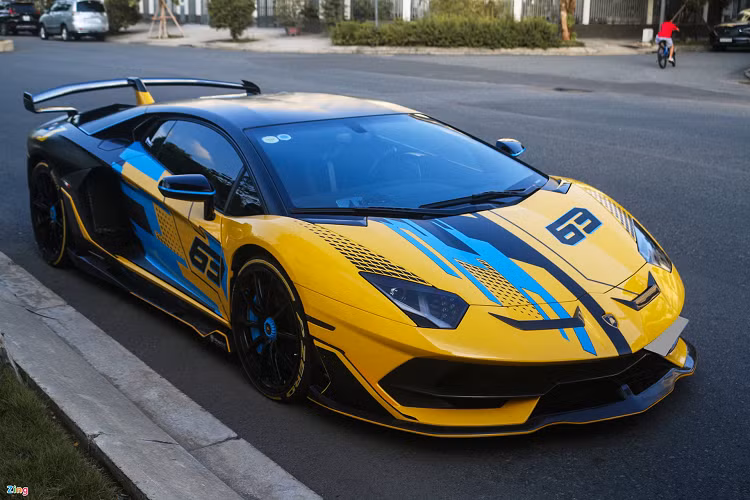 Là siêu xe mạnh nhất của Lamborghini tại Việt Nam, Aventador SVJ có số lượng khá hạn chế. Đã có 3 chiếc Aventador SVJ lăn bánh tại Việt Nam, bao gồm 2 chiếc bản Coupe và 1 chiếc Roadster. Dù số lượng không nhiều, chủ nhân chiếc Lamborghini Aventador SVJ hàng hiếm này vẫn muốn siêu xe nổi bật hơn khi trang bị gói độ của Novitec và bộ decal mới.