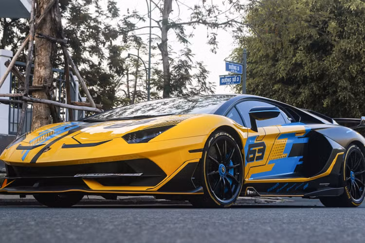 Aventador SVJ là siêu xe đắt nhất của Lamborghini tại Việt Nam. Sau khi đóng các loại thuế phí, siêu xe này có giá khoảng 50 tỷ đồng. Đối thủ đáng gờm của Aventador SVJ tại Việt Nam là Ferrari SF90 Stradale có giá từ 37 tỷ đồng.
