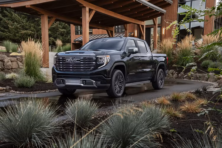 Cản va trước được bán tải GMC Sierra 1500 2022 bố trí sẵn hai móc kéo xe. Hãng xe Mỹ vẫn duy trí thiết kế nội thất phong cách cũ trên biến thể tiêu chuẩn Pro. Sự thay đổi rõ rệt thể hiện trên phiên bản SLT khi xe được trang bị màn hình giải trí 13.4 inch và đồng hồ kỹ thuật số 12.3 inch.