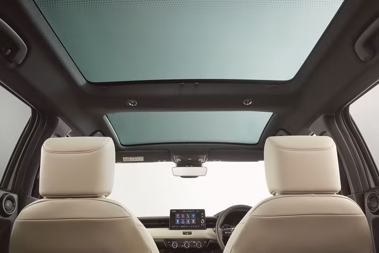 Tại Nhật Bản, HR-V đời 2021 tiếp tục có sẵn gói an toàn Honda Sensing. Những tính năng của Honda Sensing gồm có phanh khẩn cấp tự động, hỗ trợ giữ làn đường và nhận diện biển báo giao thông. Hệ thống điều khiển hành trình thích ứng nay có thêm tính năng tự động dừng và di chuyển. Ngoài ra, HR-V đời 2021 được trang bị thêm camera 360 độ và camera hông xe.