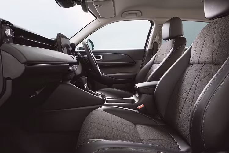 Mức giá xe Honda HR-V 2021 tại Nhật Bản chưa được công bố, xe vẫn dùng động cơ 1.5L i-VTEC kết hợp với hộp số tự động vô cấp CVT, thông số chi tiết về động cơ của mẫu xe này vẫn chưa được công bố. Trong tương lai, HR-V cũng có thêm hệ truyền động e:HEV tương tự dòng Jazz và City.
