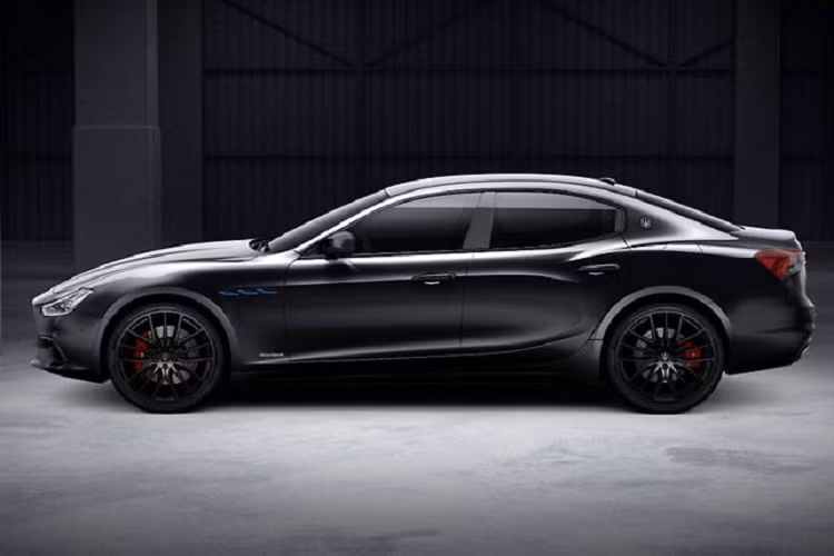 Cao hơn, bản cấu hình Maserati Sportivo X đặc biệt được trang bị thêm hệ thống giảm chấn thích ứng Skyhook hiện đại, gói hỗ trợ người lái nâng cấp Driver Assistance Pack Plus, đèn pha LED Matrix thích ứng và mâm xe Titano 21 inch, sơn đen bóng. Bên trong, Ghibli Hybrid Sportivo X có ghế ngồi sưởi và làm mát cùng vô-lăng bọc da có chức năng sưởi. Thêm vào đó, bản này sẽ có thêm sạc không dây, cửa hít cũng như bàn đạp bằng thép không gỉ phay xước bề mặt.