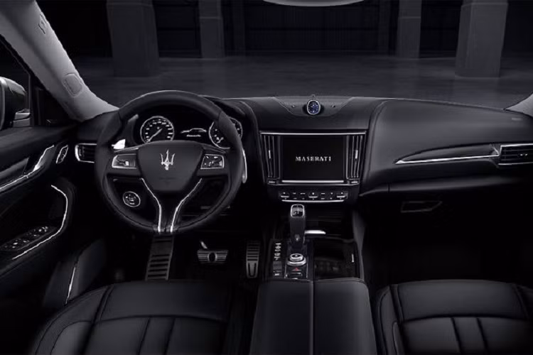 Với bản Sportivo X, Levante V6 sẽ có được gói nâng cấp Nerissimo nâng cấp với các chi tiết ốp đen bóng, gói Easy Access Pack với chức năng đá cấp, mở khóa từ xa và gói hỗ trợ người lái mở rộng Driver Assistance Plus bao gồm chức năng kiểm soát hành trình thích ứng, hỗ trợ giám sát điểm mù, camera 360 độ, hỗ trợ định vị biển báo, hỗ trợ người lái chủ động và nhận diện người đi bộ.